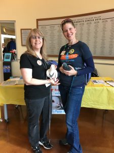 Volunteers Faye & Liese support our Lobby Pigeon project at HSSV